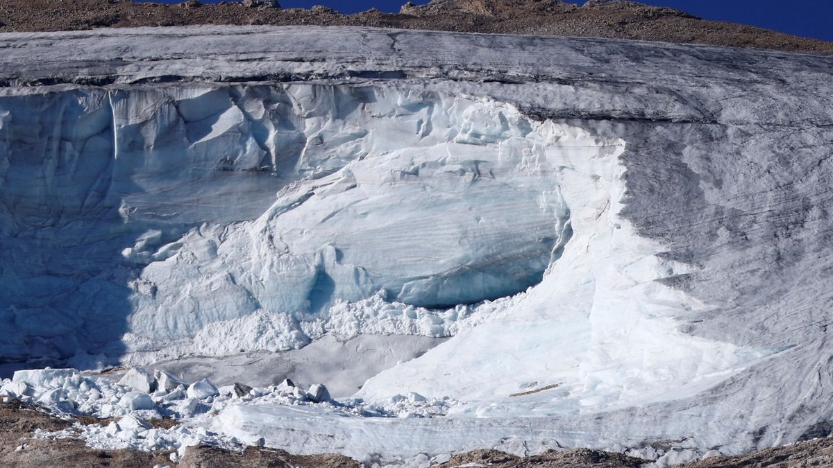 Po obětech sesuvu ledovce pátrají dnes jen drony a letadla